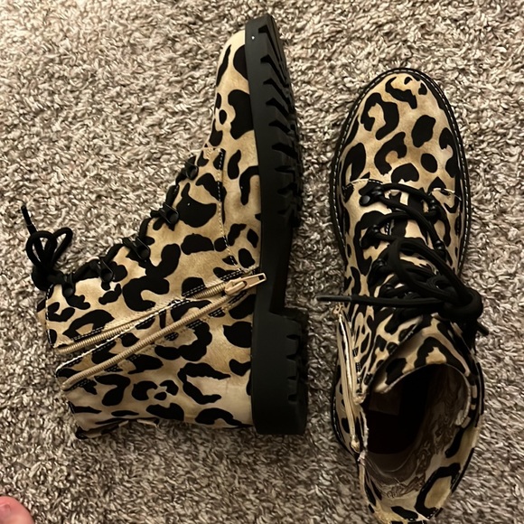 Cheetah printed boots - Picture 2 of 2